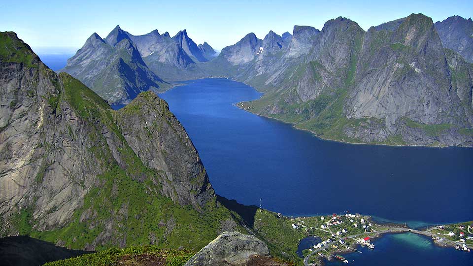 SCORER H�YT P� NATUR: Det er landskap som dette ved Reine i Lofoten som gj�r at turister elsker norsk natur.
