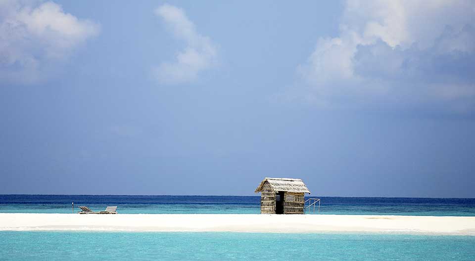 VERDENS LAVESTE: Tre fjerdedeler av Maldivene er under 1,3 meter over havet. President Nasheed frykter at landet vil forvinne, og vurderer � kj�pe nytt land.