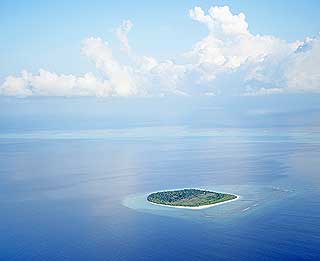 FERIEPARADIS: Maldivenes turistindustri omsetter �rlig for flere milliarder dollar. Presidenten �nsker n� � bruke noe av inntektene fra turismen til � kj�pe nytt hjemland.