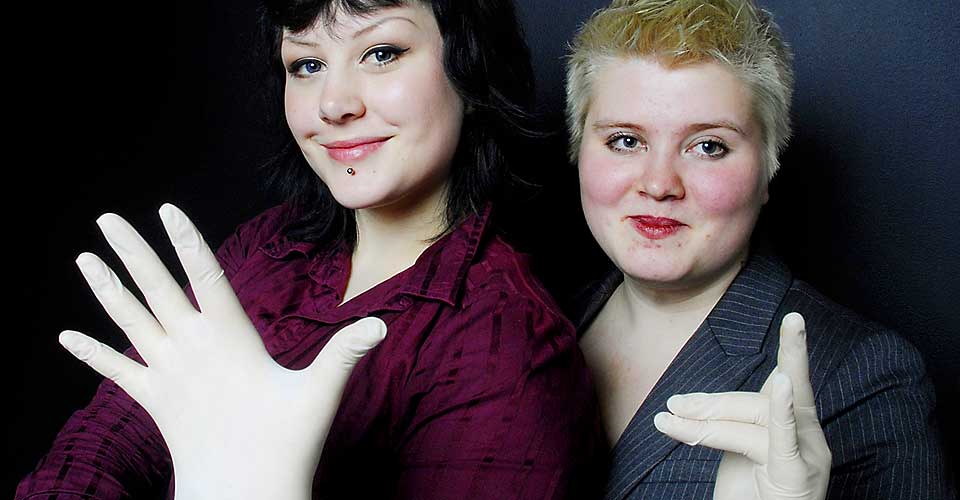 Ida Jackson (21) til (h�yre i bildet) har sammen med Maren Kristiane Solli (22)(til venstre) skrevet Norges f�rste h�ndbok for jenter som vil ligge med andre jenter.
