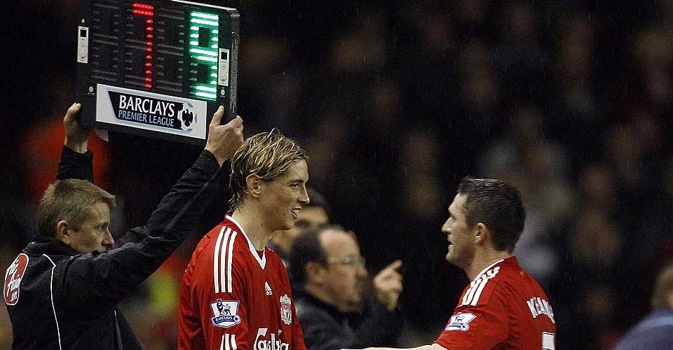 P� TOPP: Fernando Torres (t.v.), som her byttes inn for Robbie Keane, er k�ret til verdens beste angrepsspiller.