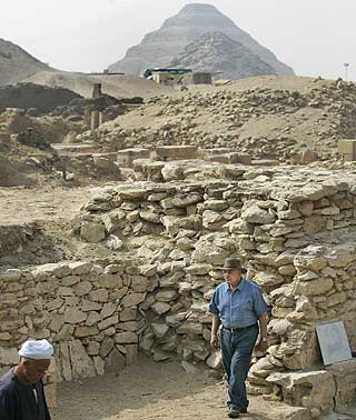 OVERRASKENDE FUNN: Man kan aldri vite hva som skjuler seg under sanden i Egypt, mener Zahi Hawass ( i bl�tt).
