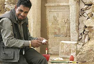 HIEROGLYFER: En arkeolog vasker hieroglyfer p� kalksteinflater �p den nyoppdagede pyramiden.