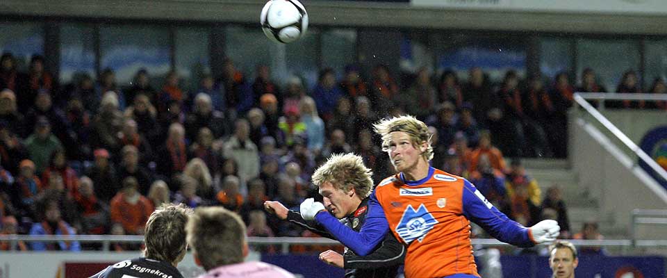 USTOPPELIG: Tor Hogne Aar�y scoret p� tre av fire sjanser i f�rste omgang mot Sogndal, og drepte alt som var av potensiell spenning.