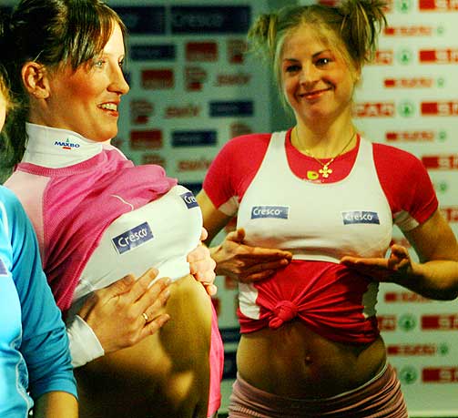 PUSH-UP: Marit Bj�rgen (i midten) og Astrid Uhrenholdt Jacobsen (t.h.) ble visstnok m�tt med trampeklapp og stor begeistring fra salen.