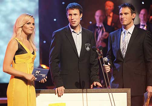 HEDERSPRIS: Ronny Johnsen ble nylig tildelt Kniksens hederspris. Her er han sammen med Her sammen med de to programlederne Carsten Skjelbreid (t.h.) og Guro Fostervold..