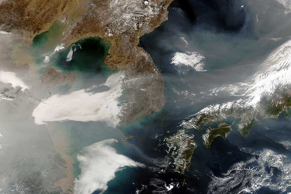  BRUN SKY OVER ASIA: P� bildet strekker den seg over S�r-Korea og mot Japan.