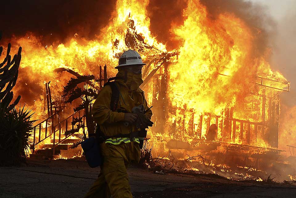 CALIFORNIA I FLAMMER: En brannman kjemper mot flammene som har brutt ut Sylmar i California.
