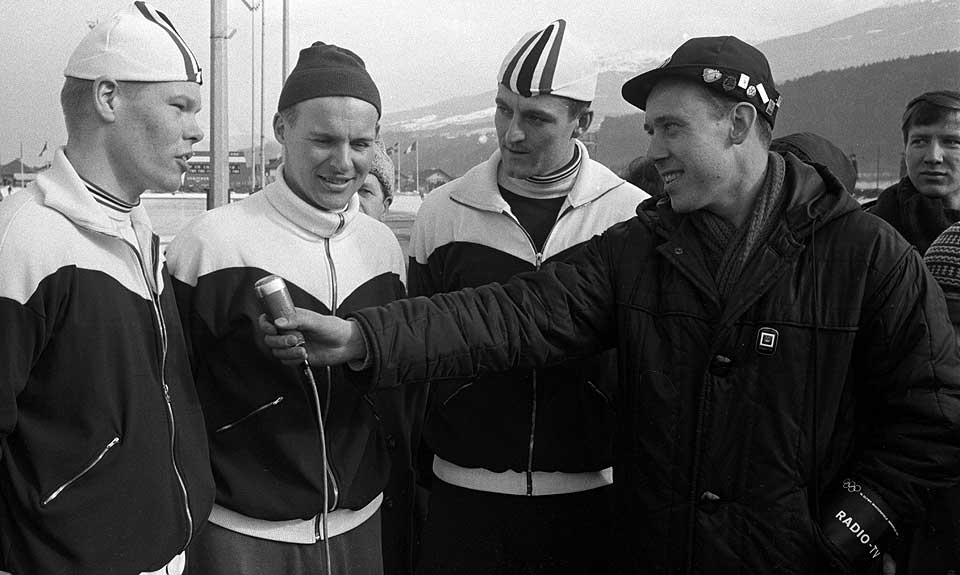 INNSBRUCK, �STERRIKE, 1964: Det er vinter-OL og hurtigl�p p� sk�yter, menn, 5000 meter. For f�rste gang ble alle medaljene p� 5000 meter vunnet av en og samme nasjon. Norge tok alle medaljene, og her intervjues trioen av NRKs reporter Knut Bj�rnsen. Fra v: nr. 2 Per Ivar Moe, nr.1 Knut Johannesen, og nr. 3 Fred Anton Maier. Kuppern s vinnertid var 7.38.4.
