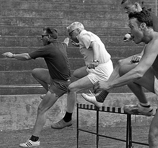  FANA STADION 1969:  Under NM i friidrett i 1969 testet NRK-teamet hekkene. Knut Bj�rnsen n�rmest og Per Jorsett i hvit genser sammen med kollegene Arne Porsum (lengst fra kamera) og Ole Jacob Jorsett.