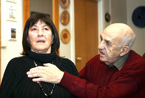 H�PER P� JORALF: Ragnhild (61) har lungekreft med spredning til hjernen og har Joralf Gjerstad (82) som et av sine siste h�p. To uker senere forteller hun om en kraftig, fysisk reaksjon etter bes�ket.