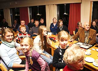 �RESMEDLEM: Joralf koser seg med slekt og venner etter � ha mottatt �resmedlemsdiplom av teatergruppa Pe-Torsan.