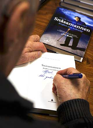 SIGNERINGSFERD: Om to uker skal Joralf signere ytterligere 280 b�ker p� en dag i Mosj�en og 240 i Mo i Rana.