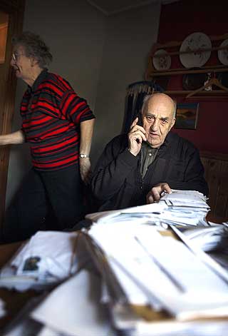LESER ALT: Dagblig bruker Joralf Gjerstad fem til seks timer p� � lese brevene han f�r fra folk i n�d. Denne dagen har han mottatt 47 brev.