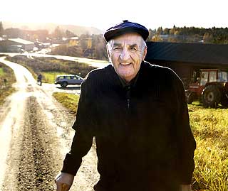 VALGTE BORT AMERIKA: Etter noen �r i Gudbrandsdalen ville Joralf og kona Signe Marie emigrere til USA. - Jeg skulle jobbe p� en kvegfarm i Nord-Dakota, men foreldrene mine �nsket at vi skulle komme hjem til Sn�sa isteden. Og slik ble det, sier Joralf. Her er han p� grusveien som leder mot g�rden han var dreng p� i ungdommen.