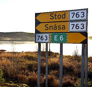 FOLKESTR�M: Dette veiskiltet ved Sn�savatnet har tusenvis av mennesker passert p� vei til Joralf Gjerstad.