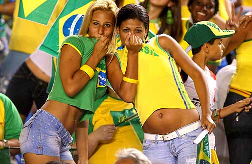 KOM MED DEM: Cristiano Ronaldo sier han er klar for � trakasseres av brasilianske kvinner.