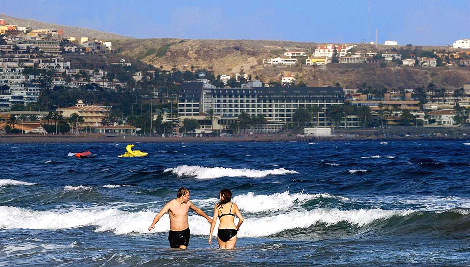 GRAN CANARIA: Charterselskapene har f�tt finanspanikk og selger flybilletter til Sydens sol og varme for 500 kroner f�r jul.