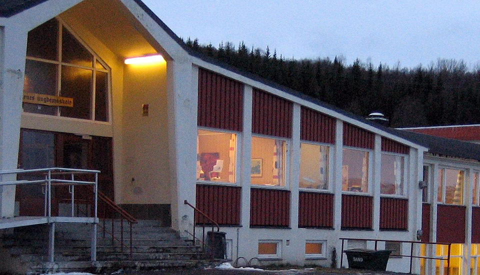  NYOPPUSSET OG UBRUKELIG:  Selv om klasserommene p� Ankenes ungdomsskole ble pusset opp for tre �r siden, er de helsefarlige og ubrukelige, mener de ansatte. I dag ble 190 elever utestengt fra tentamen og sendt hjem.