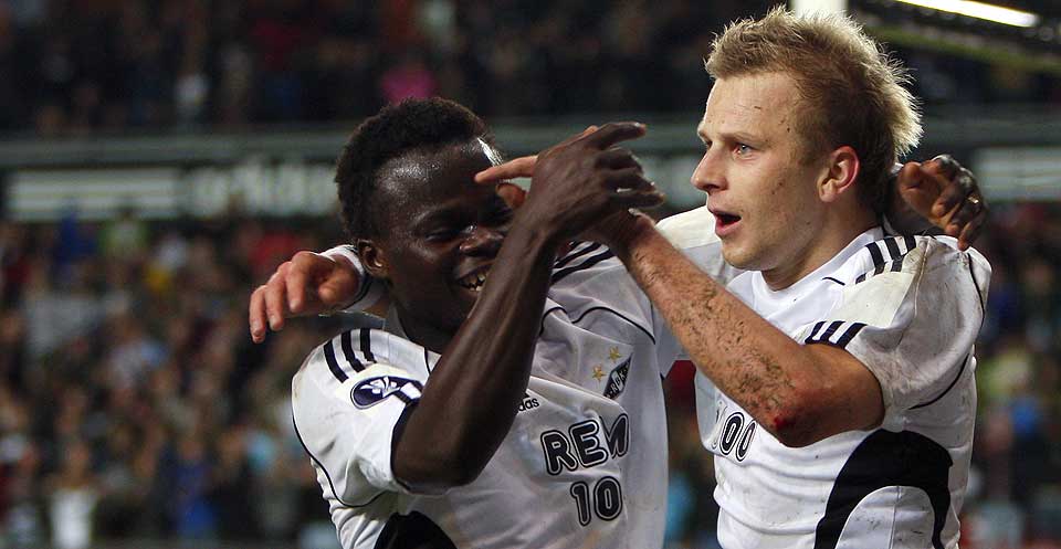 DANSER AV GLEDE: Didier Konan Ya, Marek Sapara og Rosenborg kan glede seg over den store st�tten klubben har mottatt i �Klubben i mitt hjerte� - en st�tte som sendte klubben helt �verst p� resultatlistene.