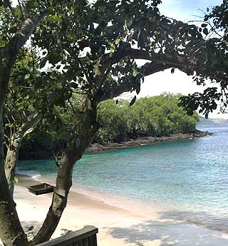 BL� LAGUNE: Vakker strand og krystallklart vann p� Bali.