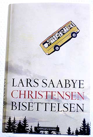 Widar Hal�n: Det er en trist tittel, men bussensom flyr opp mot himmelen liver opp boka. Det eret veldig godt omslag som sier noe om boka oginnholdet, og som pirrer litt.Knut N�rum: Kombinasjonen av antikva, duse farger og flygende buss lover h�yverdig litteratur, god smak og magisk realisme: Busser kommer til � fly, men p� en lavm�lt, lun og velformulert m�te. Jeg har fortsatt til gode � lese �rets Saabye. Jeg gleder meg, og vil ikke bli forundret om dissel�ftene blir innfridd.