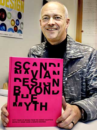 SILKEOMSLAG: Seniorkurator Widar Hal�n ved Nasjonalmuseet med en forseggjort bok om design. Hal�n var en av redigererne av boka.
