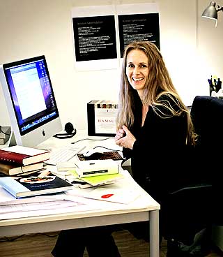 PRISBEL�NT: Aud Gloppen er en av Norges mest brukte bokdesignere. Hun ser p� omslagene sine som tolkninger av b�kene.