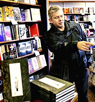 BARE TULL: - Uttrykket �You can't judge a book by its cover� m� v�re det mest feilaktige munnhellet i verden, sier Knut N�rum.