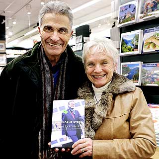 LESER BAKP�: - Jeg legger merke til omslaget med Jonas Gahr St�re og blir nysgjerrig p� ham. Ellers er jeg mest opptatt av det som st�r p� baksiden, sier Unni Steen Blom-Hagen, som ser p� b�ker med ektemann Tore Blom-Hagen.