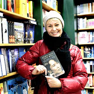 FANGET BLIKKET: Skuespiller Ingunn Beate �yen la merke til Aung San Suu Kyis blikk p� forsida av boka som handler om henne.