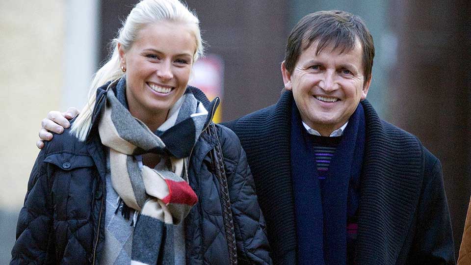 GIFTER SEG L�RDAG: I Tyske kyrkan i G�teborg. Halvt norske Lisa Persdotter (28) traff milliard�ren Charles Simonyi (60) i St. Tropez.
