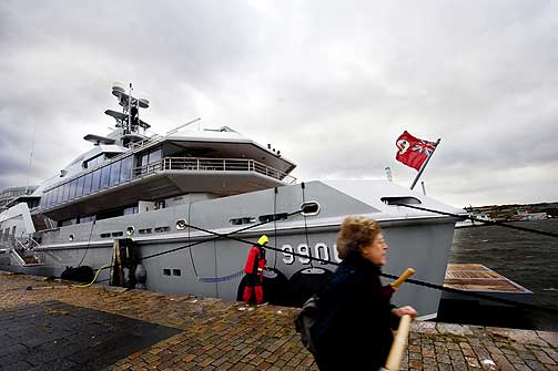 VEKKER OPPSIKT: Charles Simonyis 71 meter lange luksusyacht har i flere dager ligget ved kaia i G�teborg.