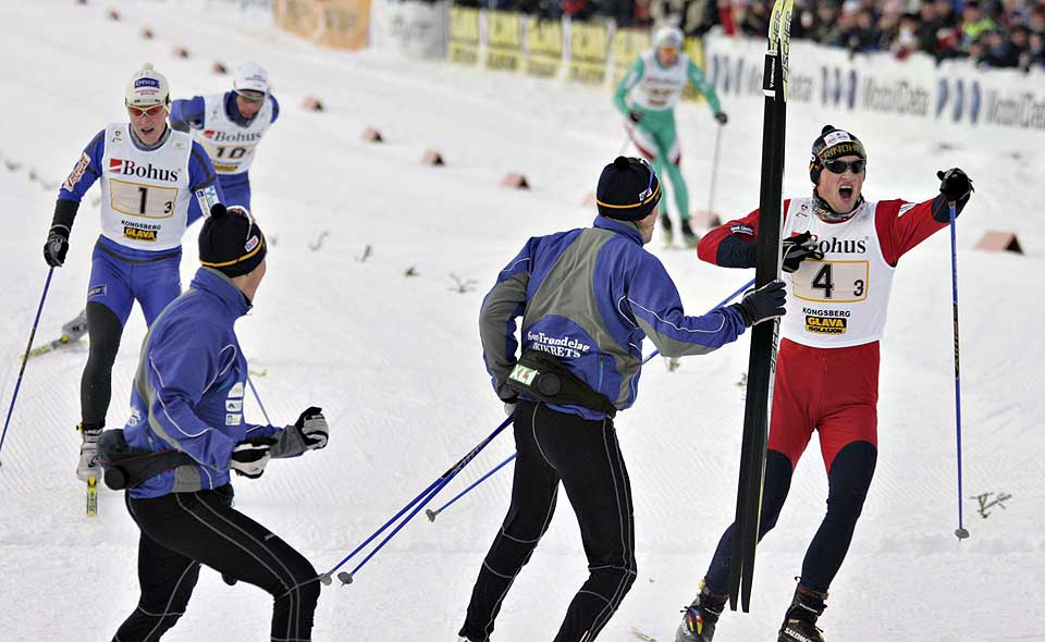 KLASSISK: Ski-NM i Kongsberg i 2006 var Petter Northug jr.s f�rste skikkelige m�te med offentligheten. Det ble et oppsiktsvekkende m�te, hvor unggutten etter stafettseieren pekte p� seg sj�l og gjorde oppmerksom p� at han ikke var tatt ut p� OL-laget.