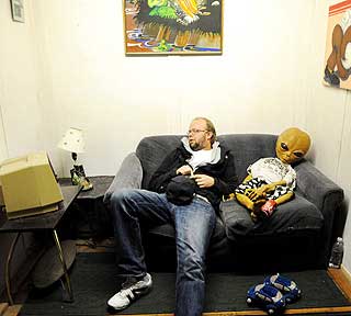 SOFA-UFO: Dagbladet.no�s reporter ser p� tv med et utenomjordisk vesen.