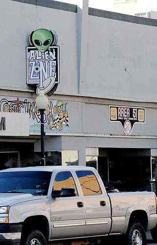 UFO-GATEN: Hovedgaten i Roswell er full av UFO-butikker.