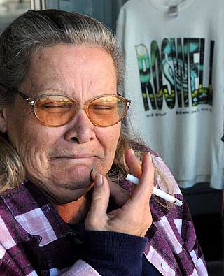 LEI GR�NNE MENN: 57 �r gamle Sandy Moore selger utenomjordiske vesener.