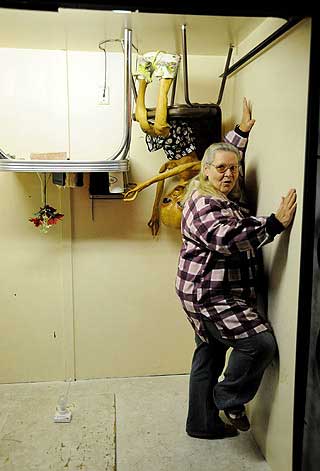 OPP-NED: Sandy Moore viser hvordan man kan sette verden p� hodet.
