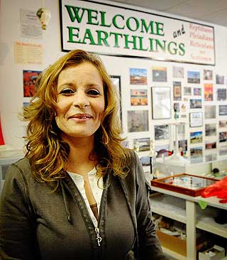 TROR P� UFOER:- Jeg har aldri sett noen selv, men da jeg vokste opp var det flere av de eldre som fortalte meg om det som hadde skjedd. Noe m� det jo v�re i det, sier Jackie Garcia.