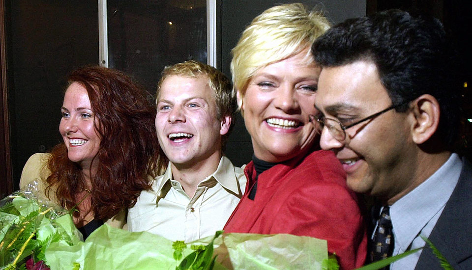  2001-JUBEL:  Stior stemning p� Oslo SVs valgvake i 2001. Da pekte pila opp for alle de fire toppkandidatene Heidi S�rensen (til venstre), Heikki Holm�s, Kristian Halvorsen og Akthar Chaudhry. N� innr�memr Chaudhry at det var han som satte i gang vervekampanje for � sikre annenplassen bak Kristin Halvorsen. - Holm�s jobbet p� samme m�te f�r valget i 2001, sier Chaudhry.
