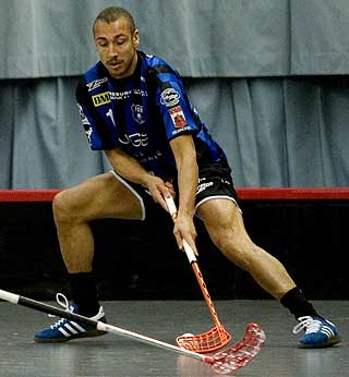 UMULIGHETEN: If�lge alle andre enn Henrik Larsson g�r det ikke an � kombinere toppspill i fotball og innebandy. Kanskje det er nettopp derfor Henke vurderer � gj�re det.