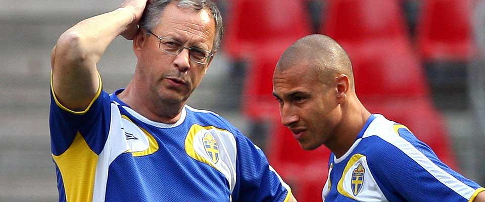 KAN DET VIRKELIG IKKE STEMME? Lars Lagerb�ck tror ikke Henrik Larsson skal kombinere fotball og innebandy til tross for Henkes elitedebut for tre dager siden.