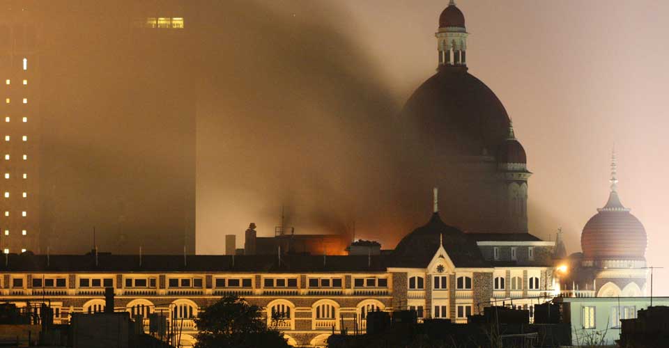  BRENNER FORTSATT:  Den ene fl�yen av Taj Mahal Palace Hotel i Mumbai brenner fortsatt torsdag morgen. Milit�re styrker har g�tt inn for � skaffe oversikt over gisler og terrorister som fortsatt er der.