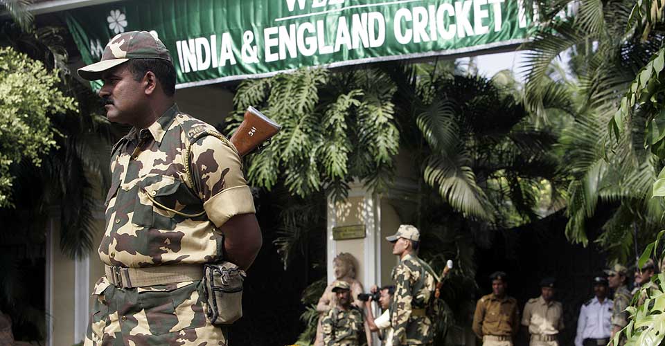 VELKOMMEN: En politimann vokter hotellet hvor det engelske cricketlandslaget har bodd. De har n� bestemt seg for � bli, til tross for terroraksjonene i Mumbai.