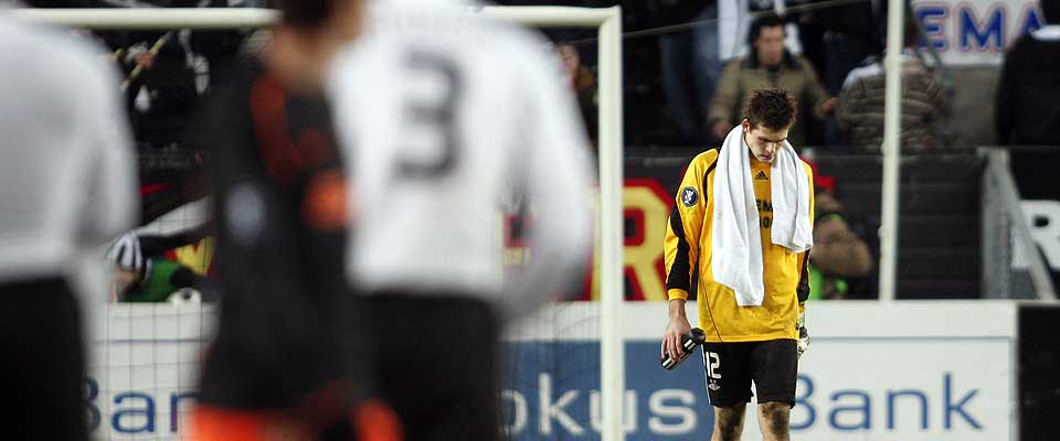 VERSTE HALV�R NOENSINNE: Rune Almenning Jarstein gikk verken jublende eller smilende av banen etter 0-4 mot Valencia. Den f�rste baklengsen m� keeperen ta p� sin kappe, de tre andre var han sjansel�s p�.