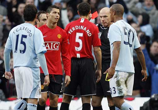 DISKUASJONER: Manchester United-spillerne forsøkte å forklare dommeren hva som skjedde, men fikk ikke gehør.