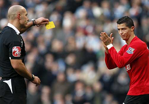 FØRSTE GULE KORT: Cristiano Ronaldo tok en sjanse da han applauderte dommeren for utdelingen av det første gule kortet. Ti minutter seinere fikk han et nytt.