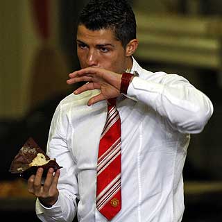 HER ER NOE MUFFINS: Cristinao Ronaldo feiret med en kake etter kampen som endte med Manchester United-seier til tross for at portugiseren ble utvist.
