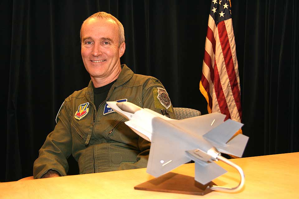 SVARER DEG: Onsdag klokken 12.00 svarer oberst Robert K. Simm dine JSF-sp�rsm�l p� vegne av USA.