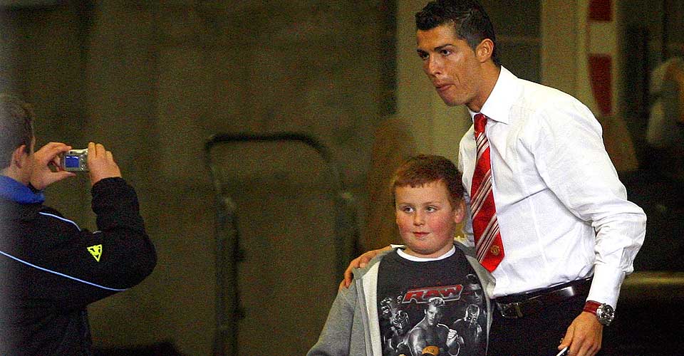 POPUL�R: Verdens beste fotballspiller tar seg tid til fansen etter Manchester City-kampen. Ronaldo ble utvist, men ogs� han fikk kake etter kampen.